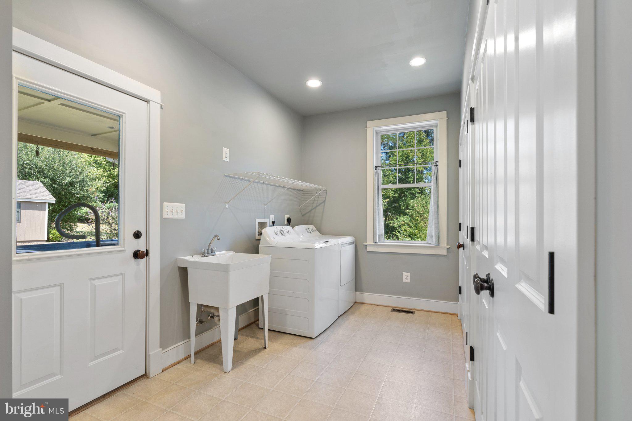 LOVETTSVILLE - Residential