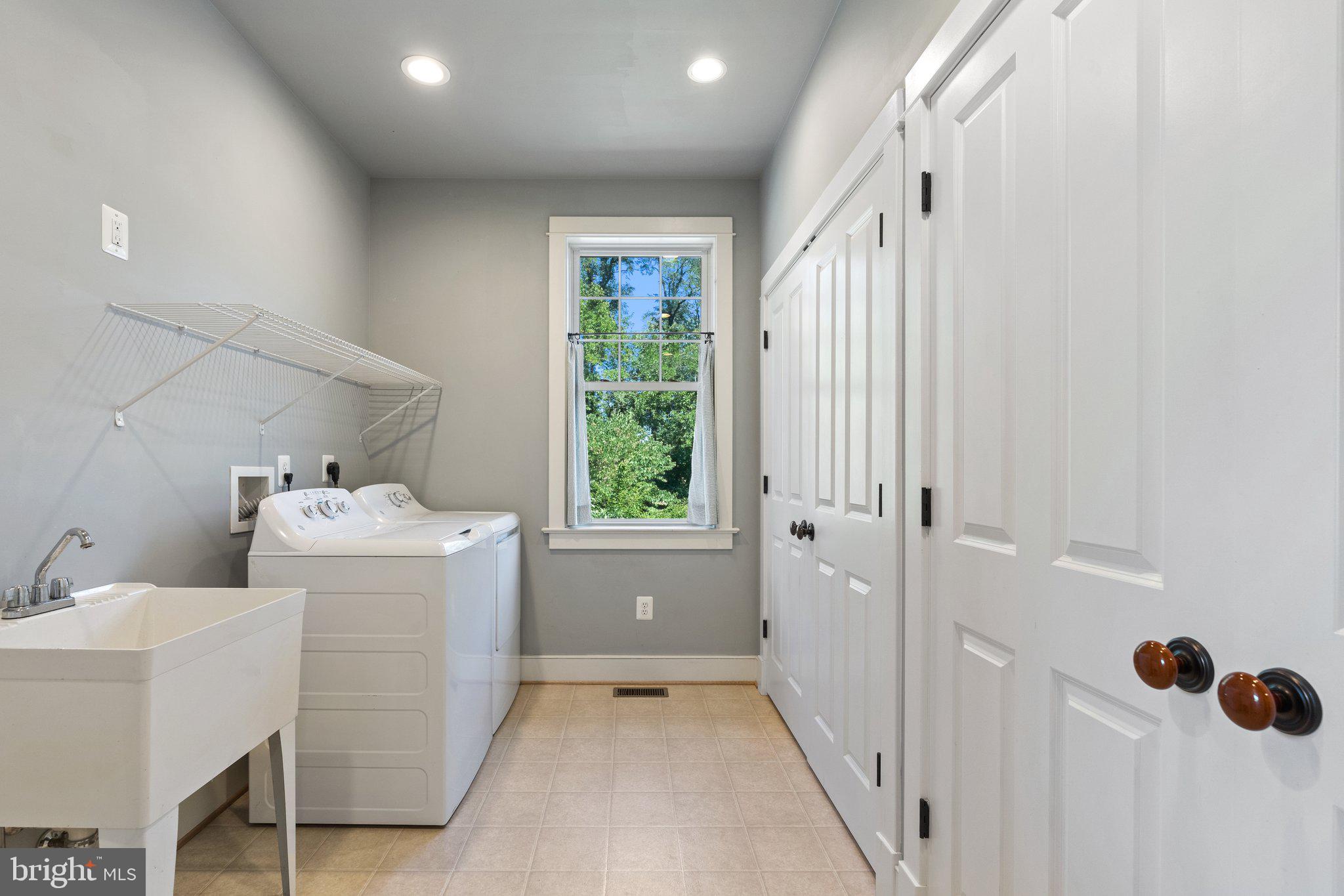 LOVETTSVILLE - Residential