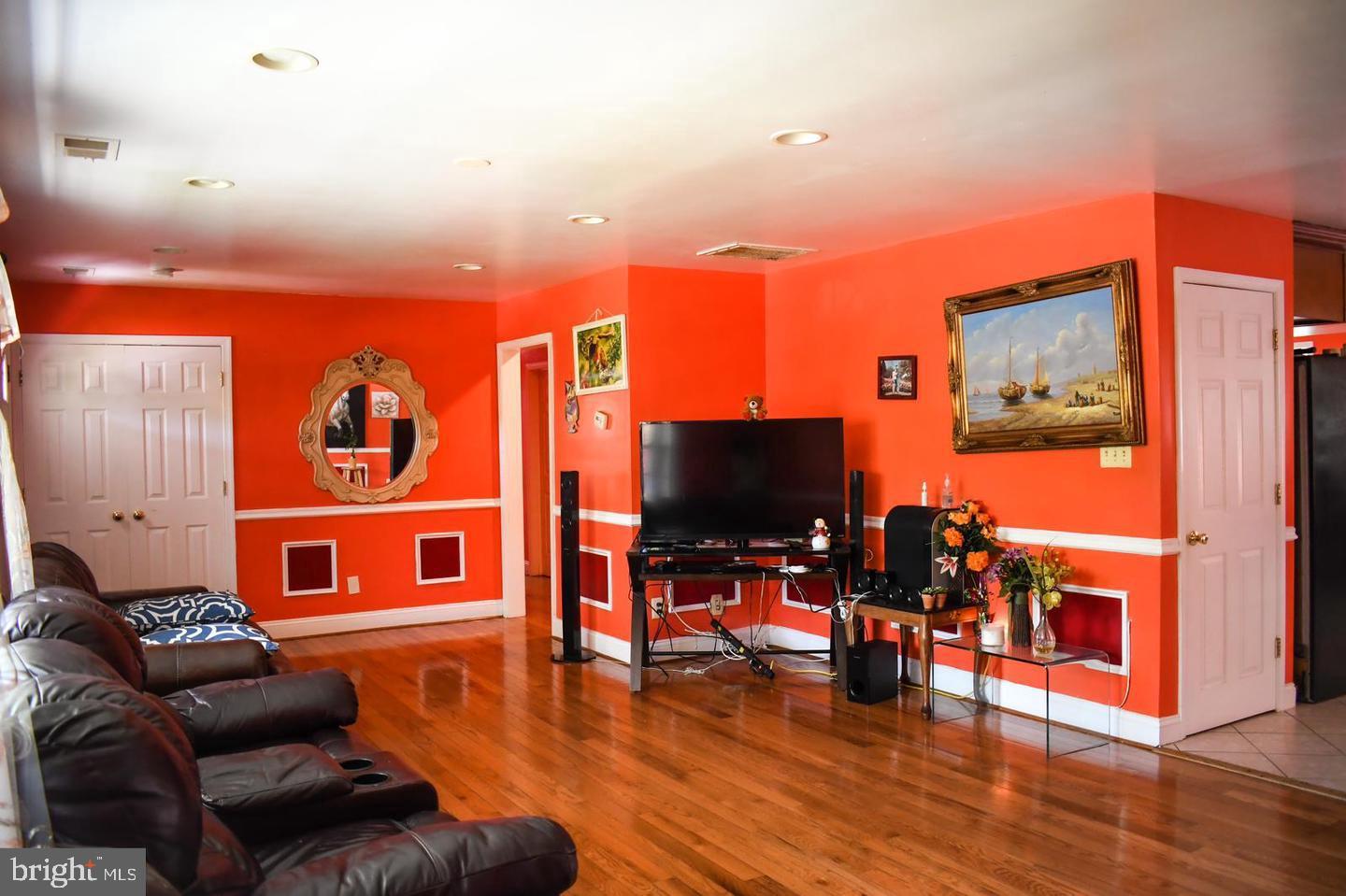 NORTH WOODRIDGE - Residential