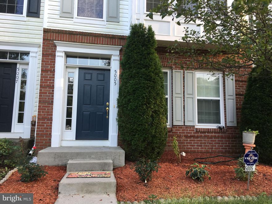 Well maintained 3 Level 3 Bed 2 Full and 2 Half Bath 2 Car Garage Townhouse is available now for renting. House Features: Granite Counter top, Spacious Bedrooms.  Community Amenities: Pools, Tennis Courts, Walking/Jogging Trails. Walking distance to Stringfellow Park and Ride, Fairlakes Shopping Center . Close to Major Commuter Routes, schools & restaurants. Close to HOV Ramp to Route 66.