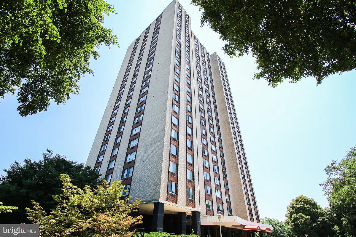 DON'T MISS... WONDERFUL LOCATION! Rarely available LARGE (1440 sq ft!) 3 Bedroom, 2 Full Bath Condo w/stunning views! Parquet under all carpet. 24 hour security, top floor laundry w/sitting area, outdoor pool w/covered dining. Walk, Bus or Drive a short distance to RIO & Downtown Crown for dining shopping & entertainment. Easy access to I270. Plenty of Open Parking. Cable & Phone not incl. in fee.