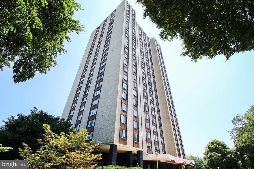 DON'T MISS... WONDERFUL LOCATION! Rarely available LARGE (1440 sq ft!) 3 Bedroom, 2 Full Bath Condo w/stunning views! Parquet under all carpet. 24 hour security, top floor laundry w/sitting area, outdoor pool w/covered dining. Walk, Bus or Drive a short distance to RIO & Downtown Crown for dining shopping & entertainment. Easy access to I270. Plenty of Open Parking. Cable & Phone not incl. in fee.