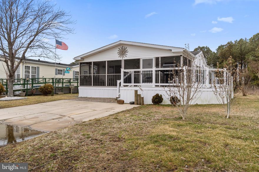 Discover easy coastal living in this inviting 2‑bedroom, 2‑bathroom home offering peaceful water views right from your screened‑in porch. Enjoy daily wildlife sightings and the relaxed waterfront vibe this community is known for. Mariners Cove features boat docks, a refreshing community pool, and a great HOA with plenty of fun activities. The perfect blend of charm, convenience, and coastal lifestyle. Low lot rent $800 a month.