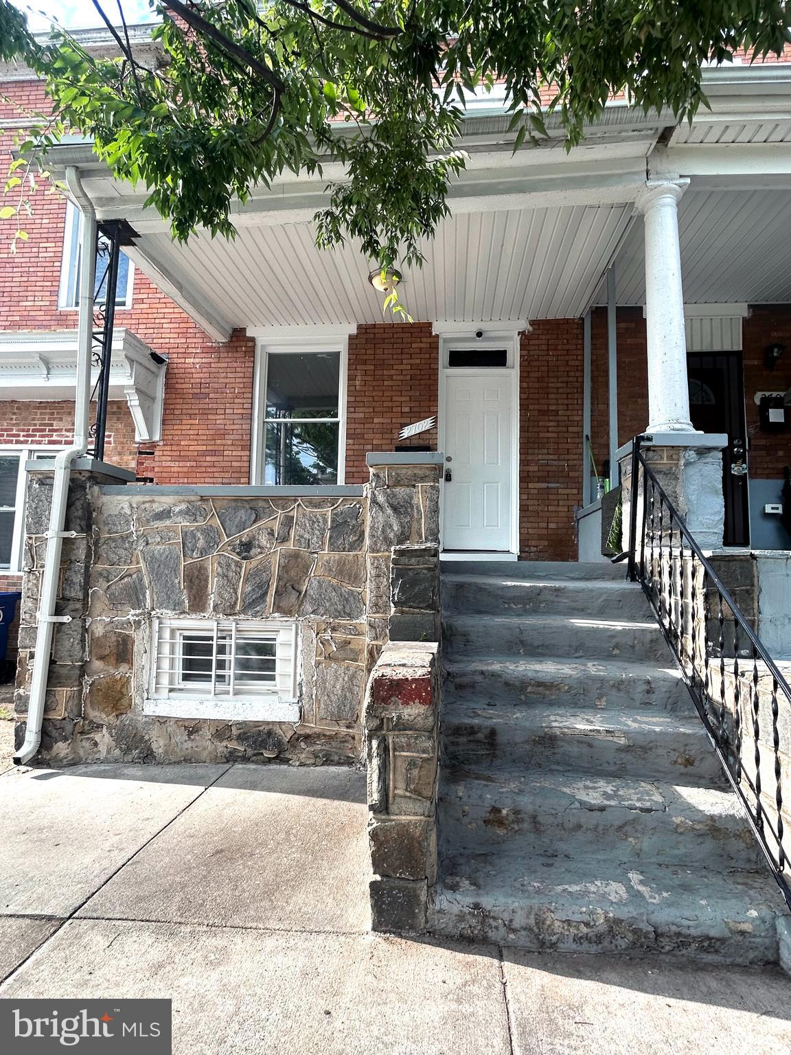 Charming 2-bedroom home, located less than 15 minutes from Baltimore's Inner Harbor and 5 minutes from Johns Hopkins. Enjoy fresh paint throughout, new laminate plank flooring on the first level, and luxury vinyl tile in the bathroom. Just a mile from multiple parks, this home combines urban convenience with neighborhood charm.
Casa de 2 dormitorios, ubicada a menos de 15 minutos del Inner Harbor de Baltimore y a solo 5 minutos de Johns Hopkins. La propiedad ofrece pintura fresca en todos los ambientes, pisos nuevos de laminado tipo madera en la planta baja y lujosas baldosas de vinilo en el baño. Situada a solo una milla de varios parques, esta casa combina la comodidad de la vida urbana con el encanto de un vecindario tranquilo. Disfrutá de tus tardes en el porche delantero o relajate en el patio trasero en este barrio tranquilo.