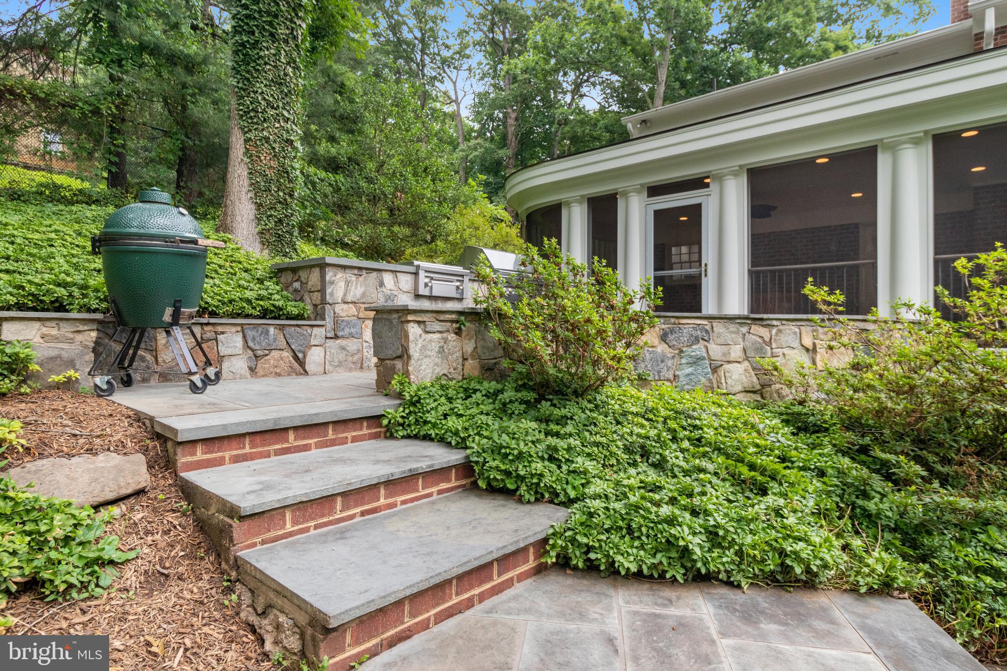 WOODSIDE ESTATES - Residential