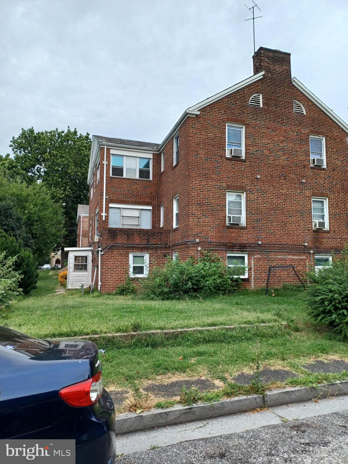 Main image without alt text