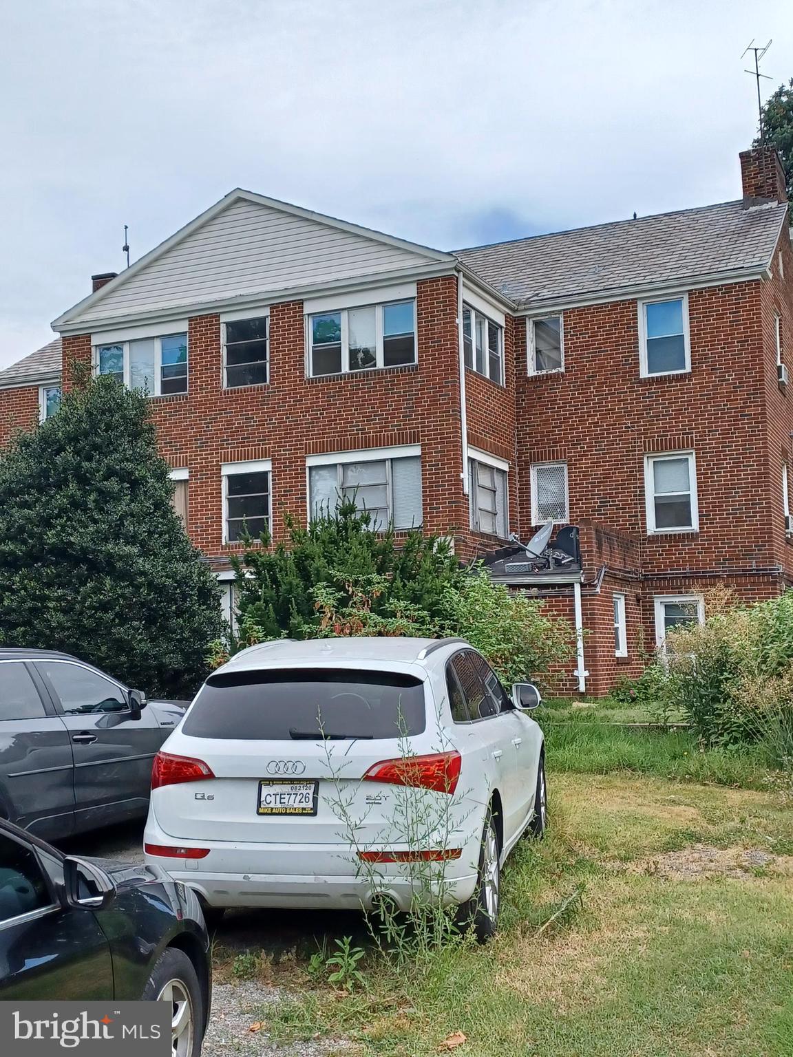 Main image without alt text