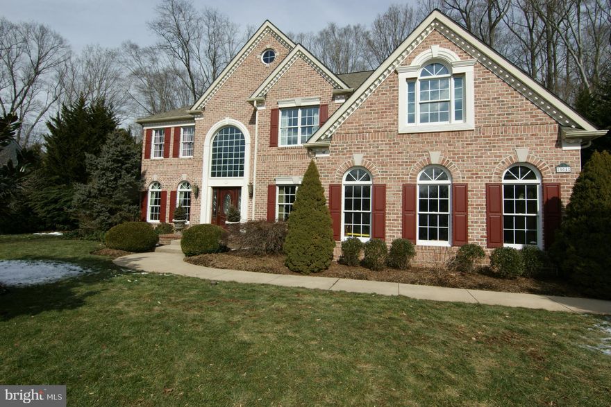 Captivating brick front home features 5 BRMS/3.5BTHS, Dramatic two story foyer with sweeping staircase. Exquisite hardwood floors, updated gourmet kitchen with granite, spacious eat-in kitchen opens to sun-filled family room and magnificent views of your personal oasis offering an in-ground saltwater pool, lush landscaping, paver patio and gourmet outdoor kitchen with top name SS applcs, Come see.