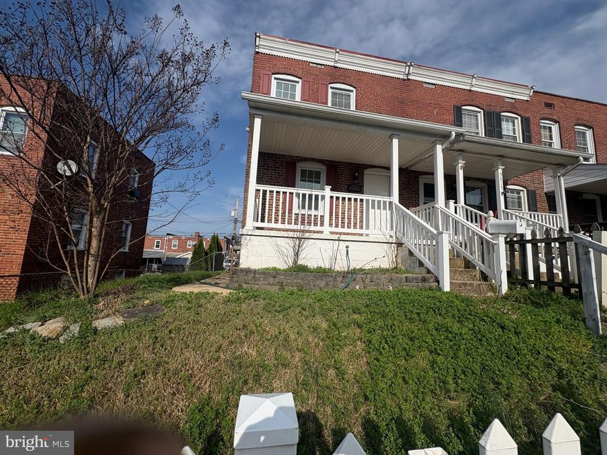 FRESHLY PAINTED. NEW FLOORING  THROUGHT. NEW KITCHEN . DECK OFF DINING ROOM. END OF GROUP TOWNHOME