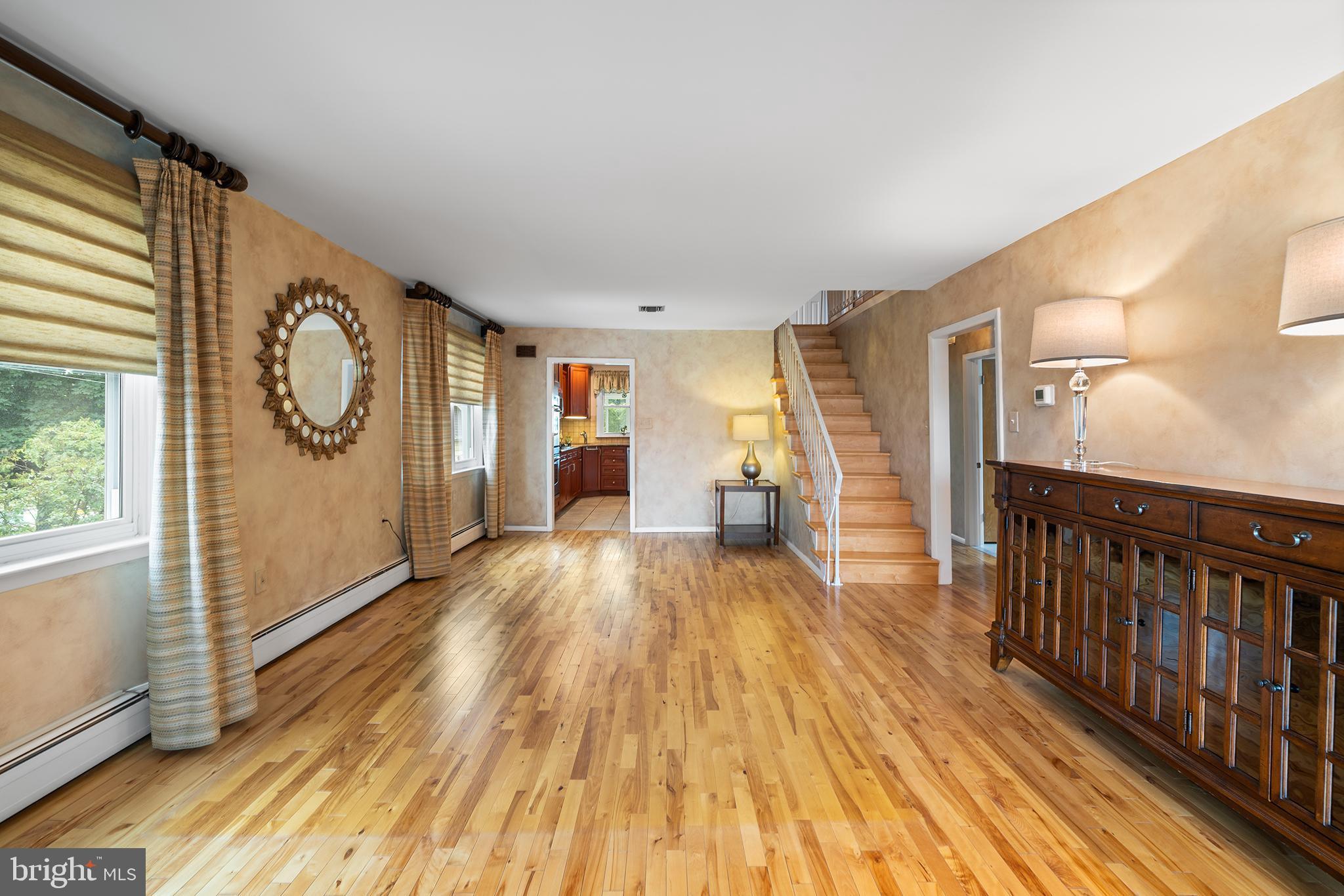 532 WICKER AVENUE