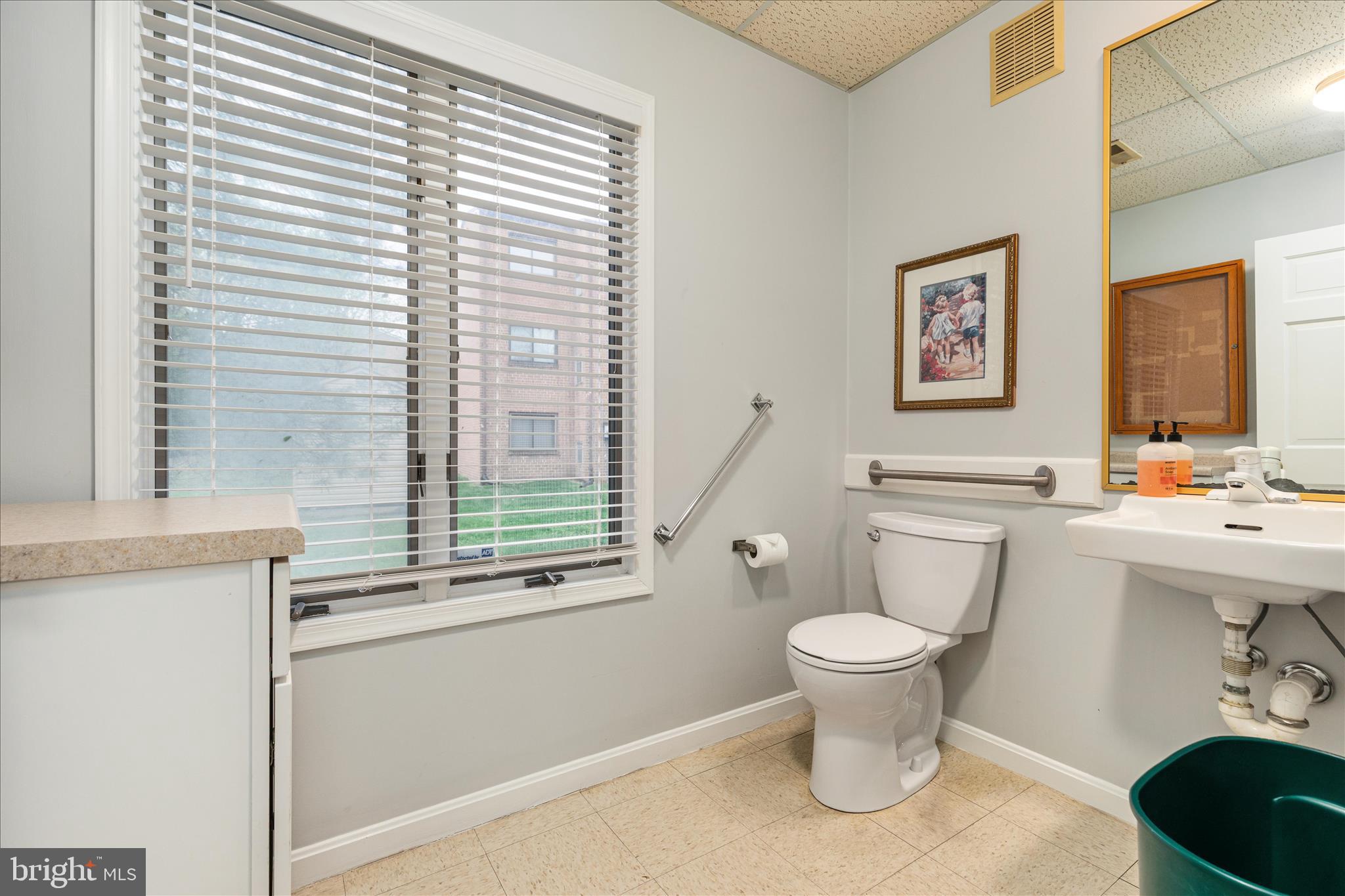 Main image without alt text