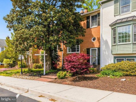 Photo of 8240 Taunton Place, SPRINGFIELD, VA 22152 (MLS # VAFX2304680)