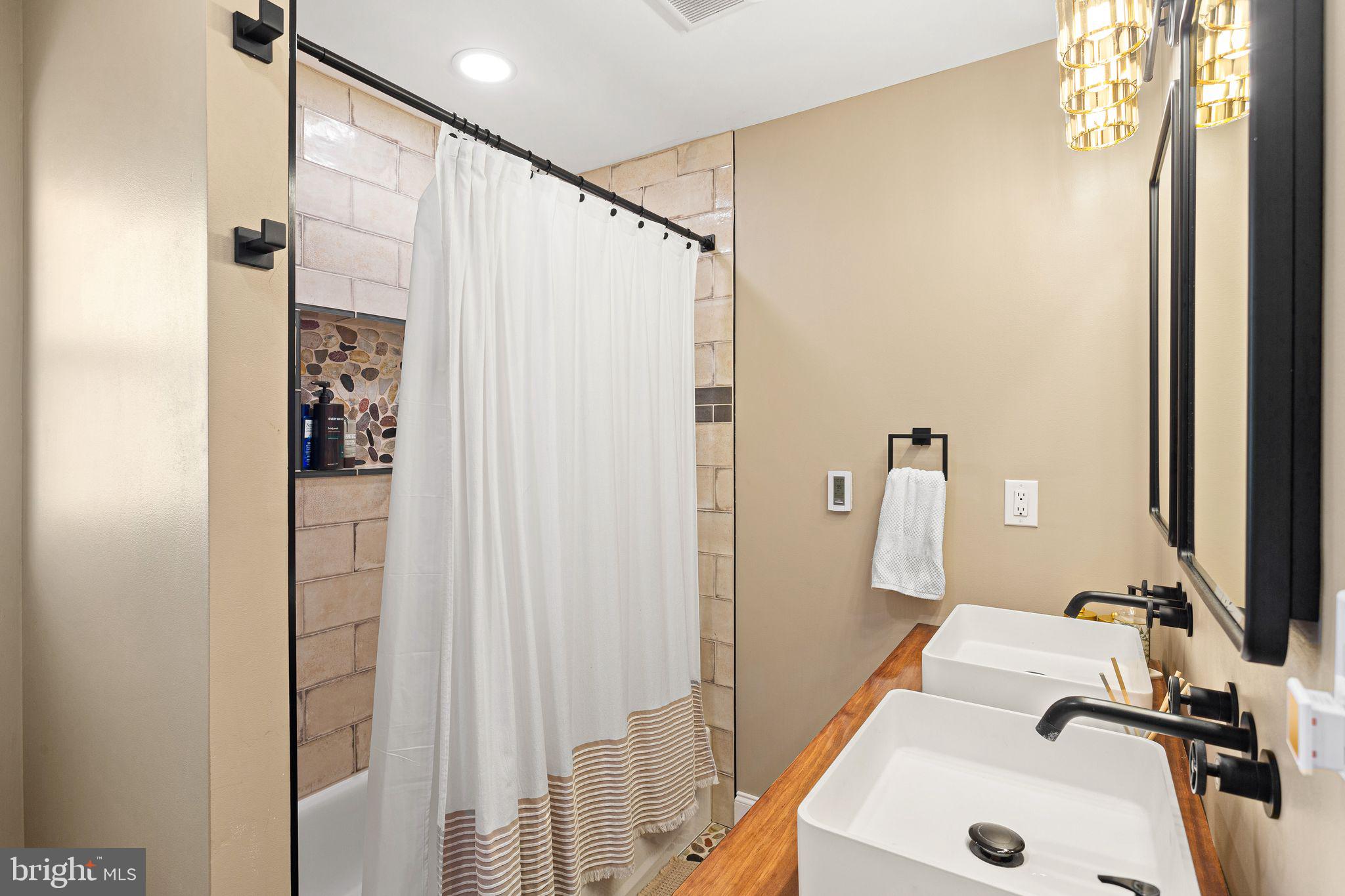 ROXBOROUGH - Residential