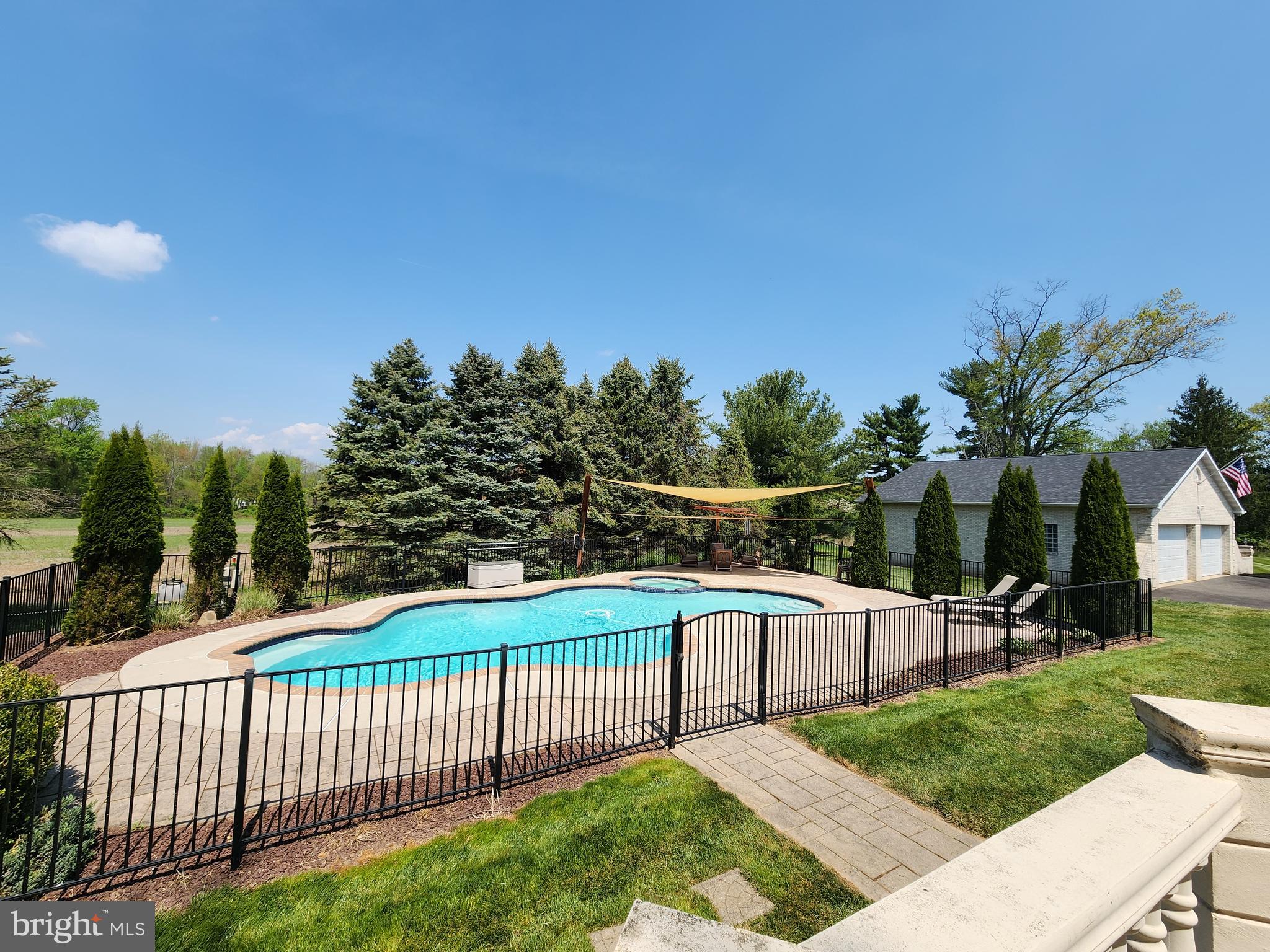 TWO POND ESTATES - Residential