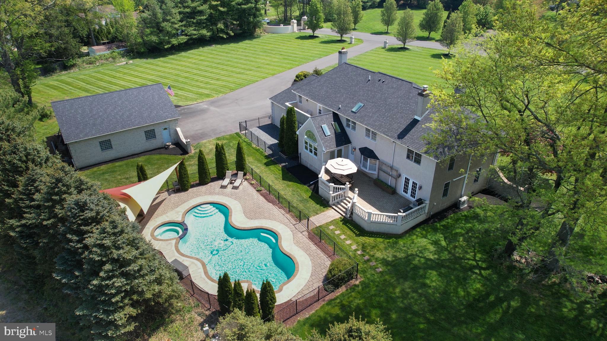 TWO POND ESTATES - Residential