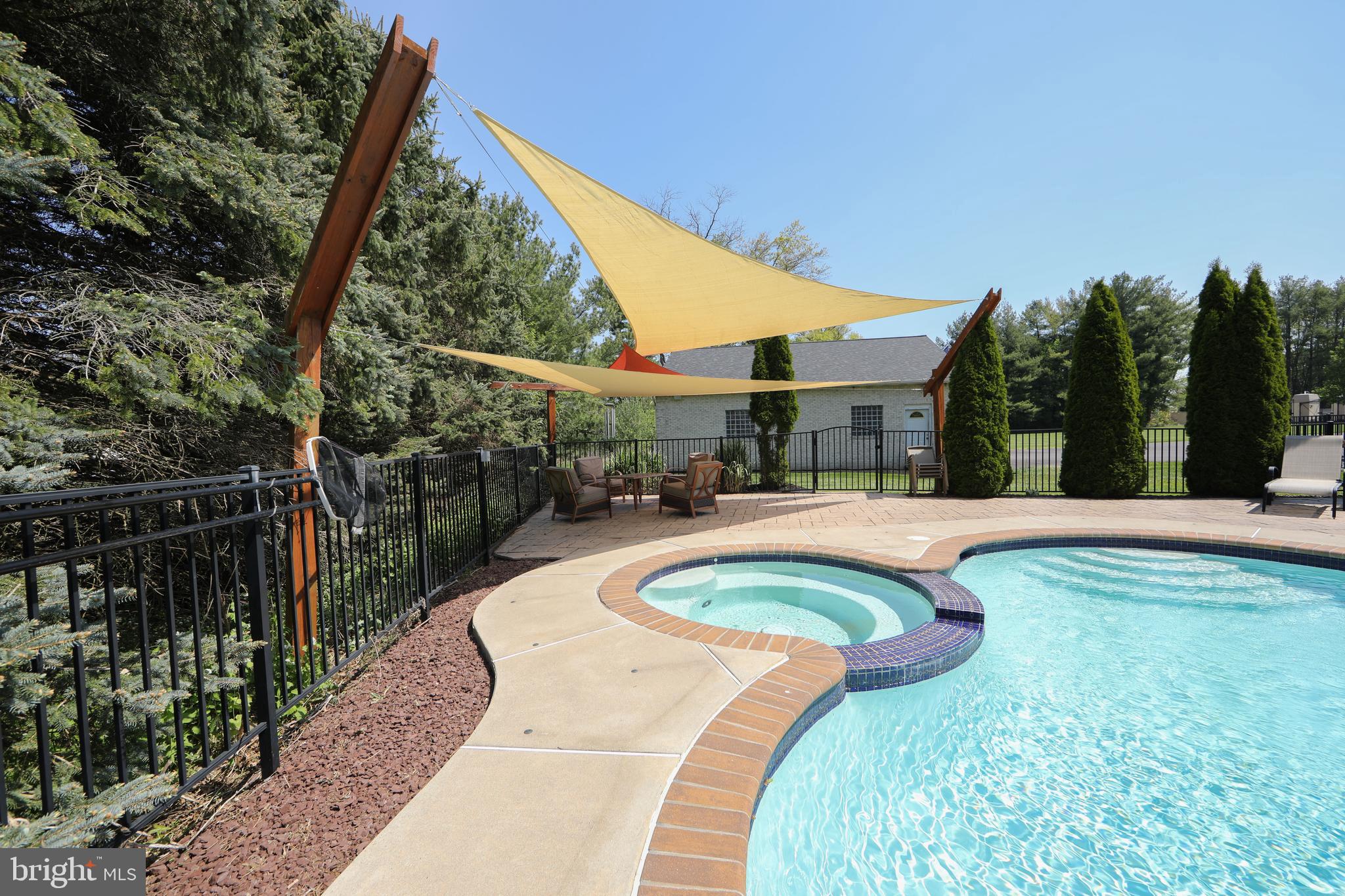 TWO POND ESTATES - Residential