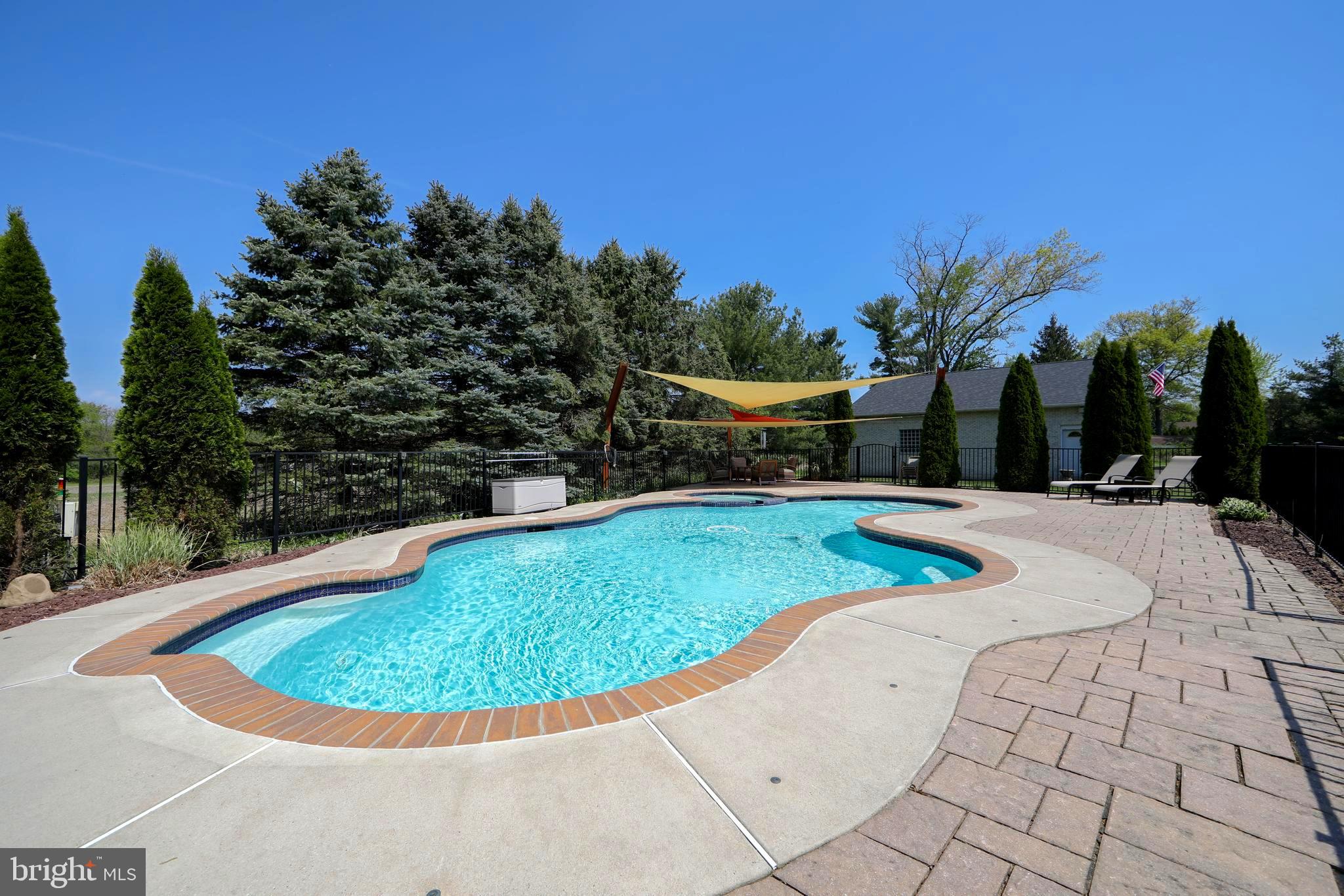 TWO POND ESTATES - Residential