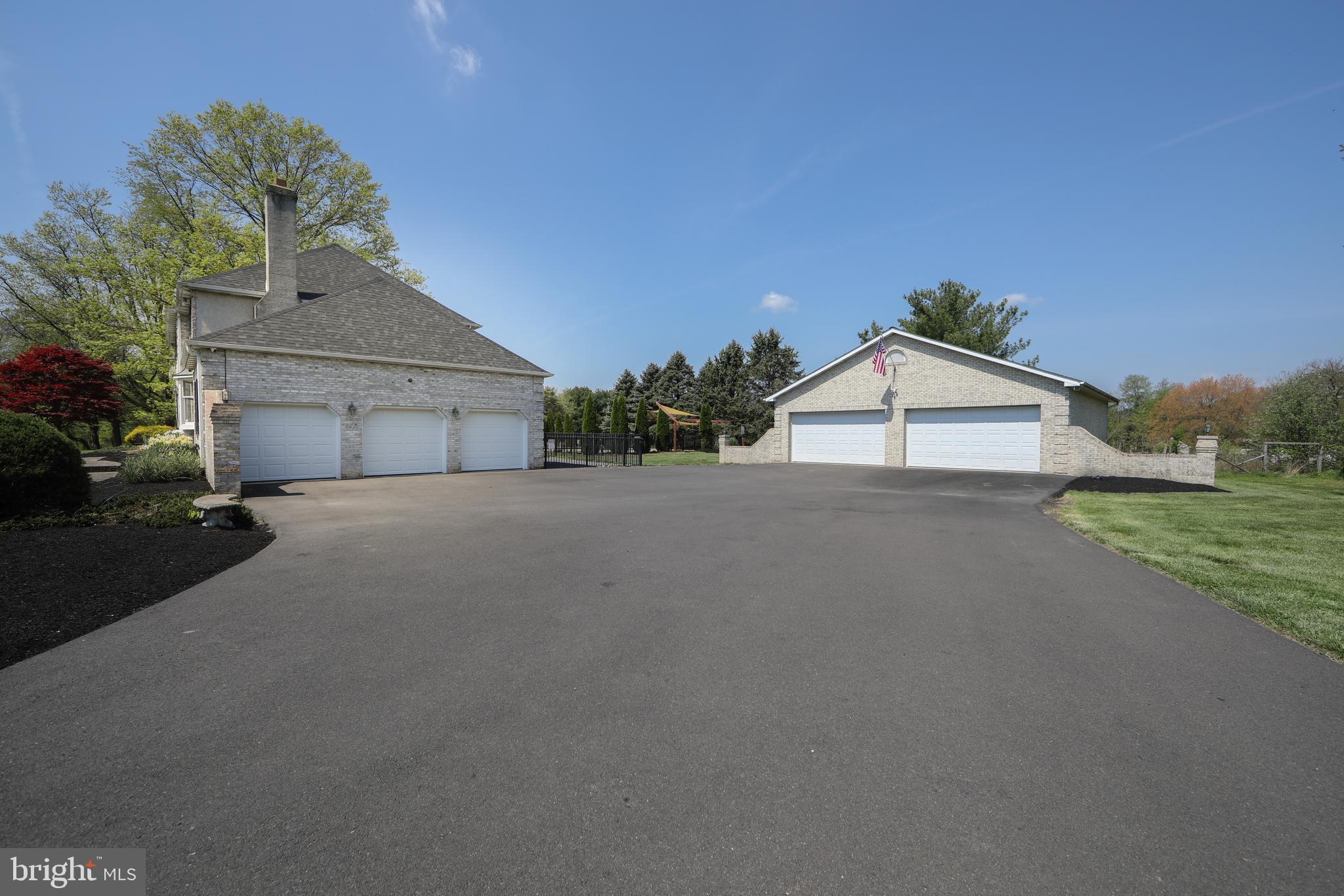 TWO POND ESTATES - Residential