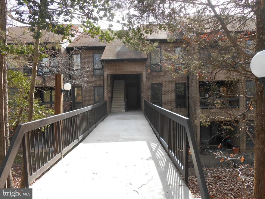 Completely furnished 2 bedroom top floor on the lake in Wildewood.Tile floors, full size washer and dryer. Nothing to do but move in. Rent includes water,sewer and trash. Very very nice!