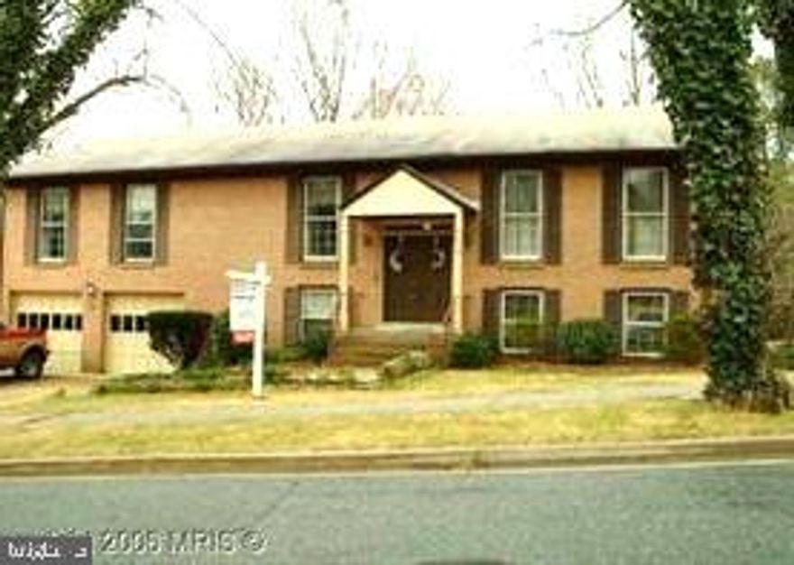 PENDING RELEASE*THIS ONE WONT LAST AT ALL!!! LOOKING FOR A LITTLE  "TLC"... BEAUTIFUL SPLIT FOYER!! **SOLD STRICKLY AS-IS!!! HUGE BACK YARD!! OPEN FLOOR PLAN OFFERS A FAMILY RM. W/FP ADJACENT TO THE KITCHEN W/COOKTOP ISLAND==SPACIOUS LIVING & DINING AREAS==BEAUTIFUL HARDWOOD FLOORS==MBR HAS AN 8X12(APPROX) SITTING RM AND A FULL BATH W/VANITY==REC. RM WITH ANOTHER FIREPLACE AND A GREAT 4TH BEDROOM AND 3RD FULL BATH==GARAGE AND WALK TO THE POOL! (PLEASE NOTE) THIS IS OWNER OCCUPIED, MUST WEAR A MASK AND PRACTICE COVID-19 GUIDELINES.