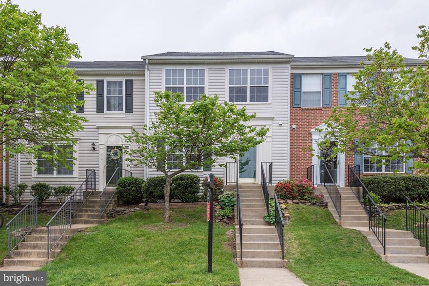 THIS IS IT!! CONVENIENT KINCAID TOWN HOME. A MOVE-IN READY, UPDATED TOWN HOME FOR THE PRICE OF A CONDO! 3 FINISHED LEVELS, UPDATED KITCHEN WITH NEW GRANITE, BRAND NEW SS APPLIANCES; HARDWOOD FLOORING IN LIVING ROOM/DINING ROOM OVERLOOKS FENCED REAR YARD BACKING TO TREES FOR PRIVACY; 3BR ON UPPER LEVEL; FINISHED LOWER LEVEL WITH OFFICE AND FENCED YARD THAT BACKS TO TREES. BRAND NEW ROOF, NEVER USED SS KITCHEN APPLIANCES. 2-10 HOME WARRANTY CONVEYS.