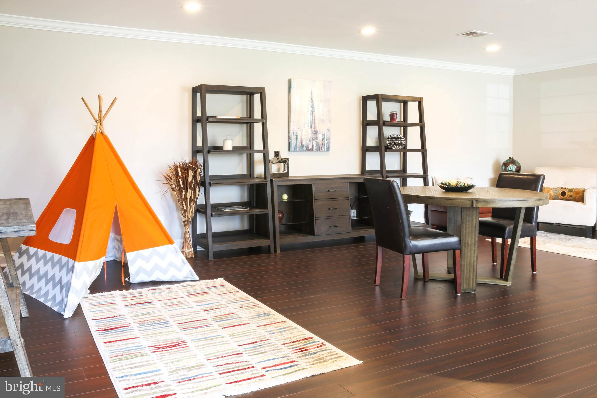 COUNTRY CLUB MANOR - Residential Lease