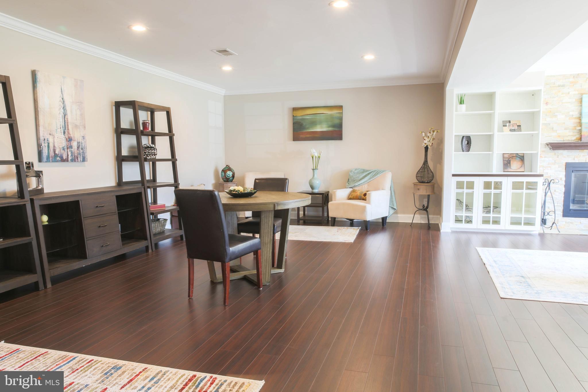 COUNTRY CLUB MANOR - Residential Lease