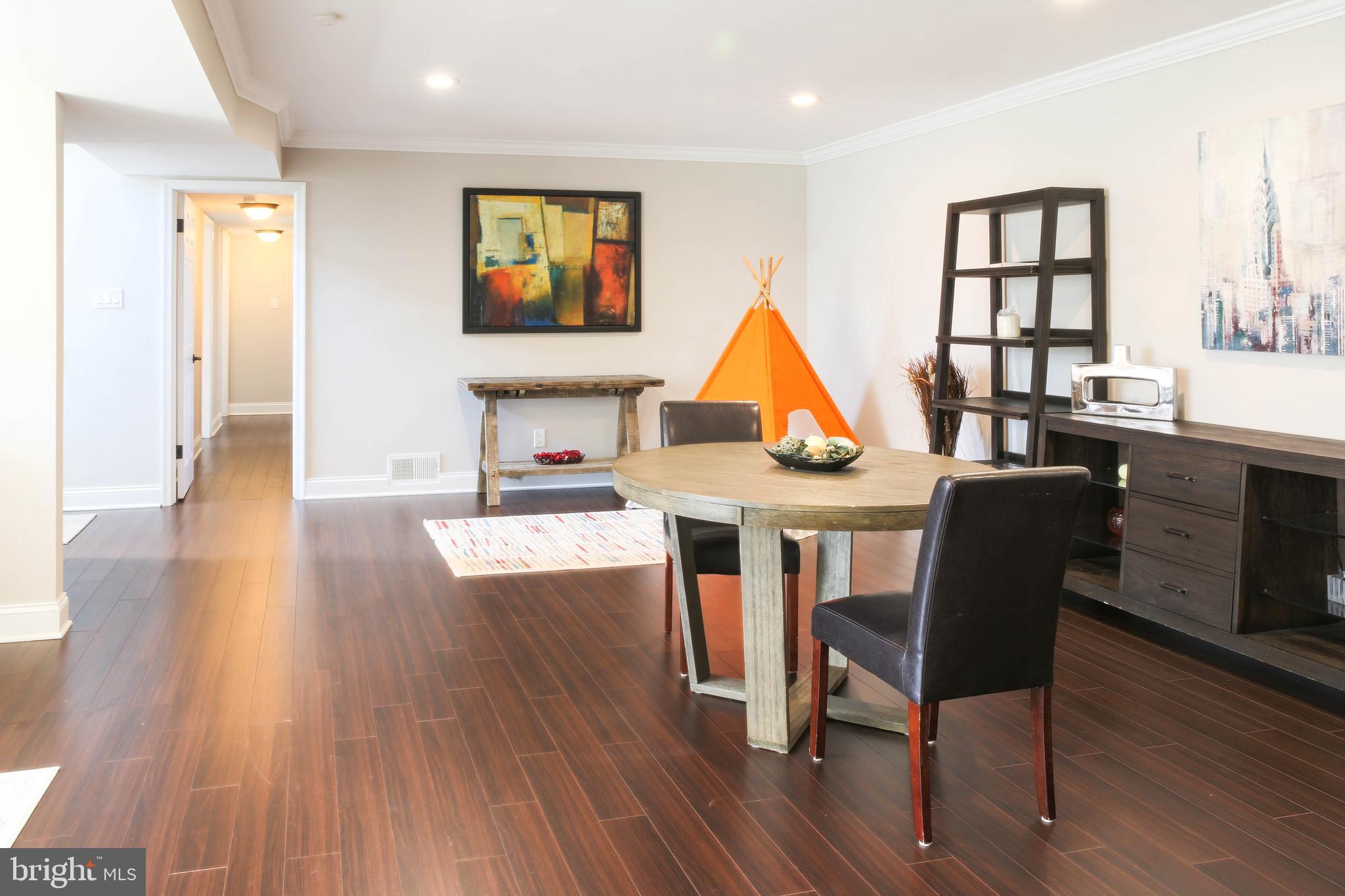 COUNTRY CLUB MANOR - Residential Lease