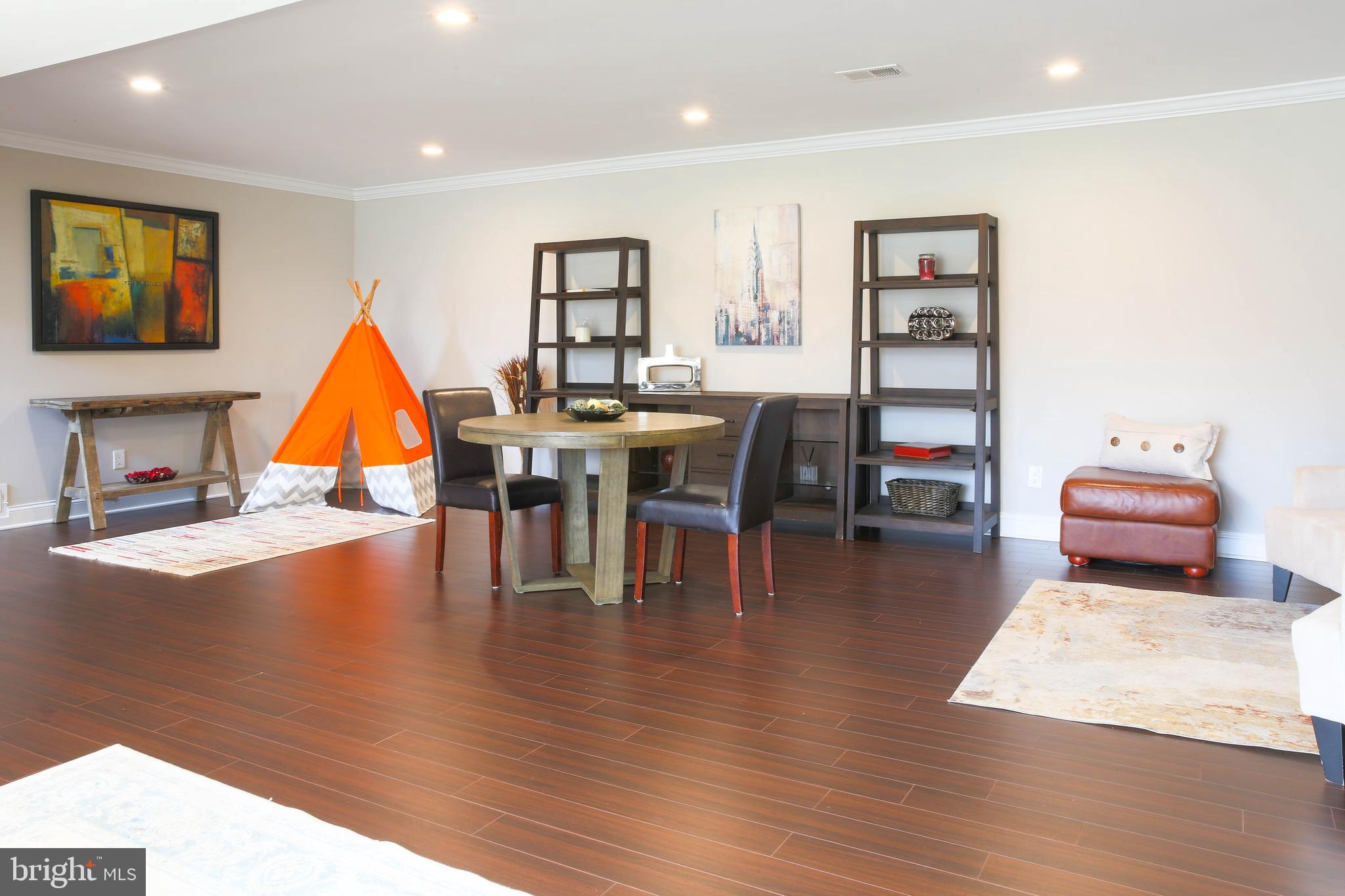 COUNTRY CLUB MANOR - Residential Lease