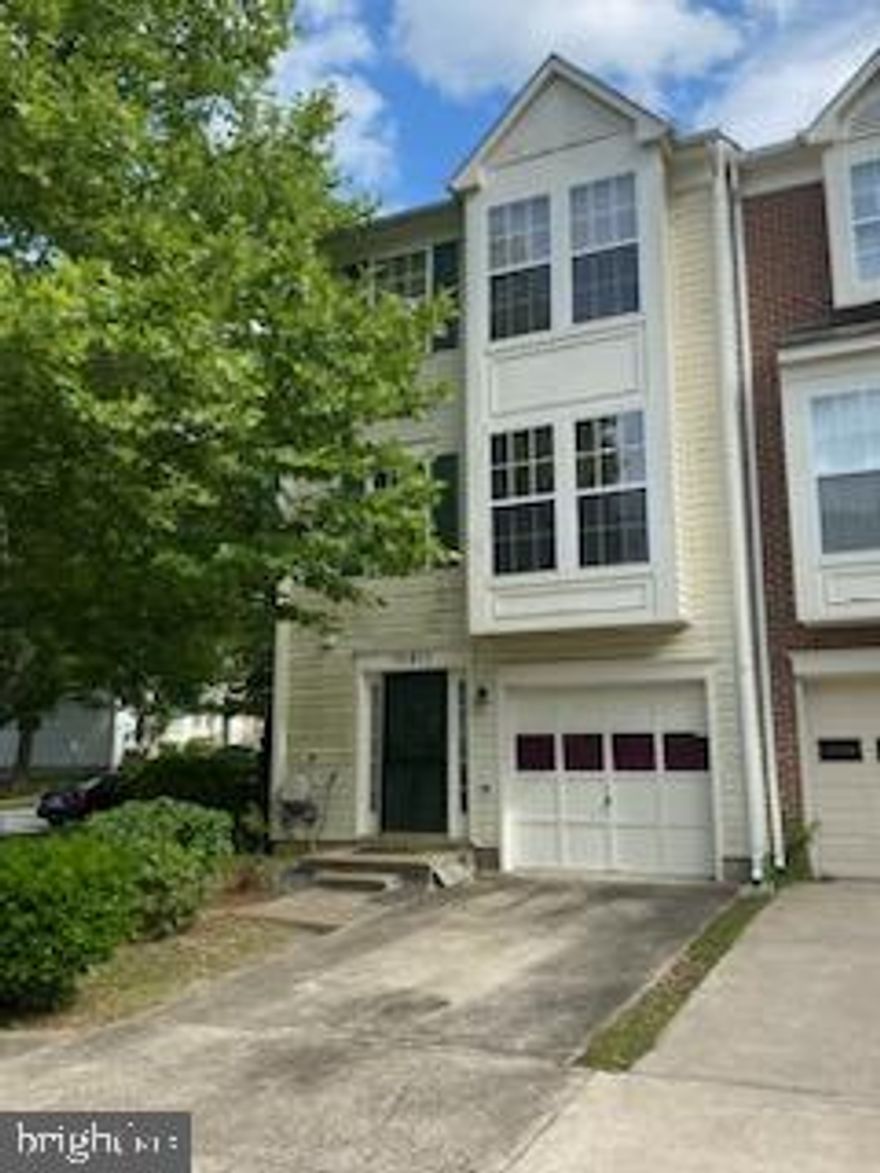 **Recent Listing Price Change: PRICED TO SELL** Amazing opportunity on a spacious end-unit townhome with a very inviting floor plan. The home offers 3 bedrooms/2.5 baths, 1 car garage, a step-down living room, vaulted ceiling across the entire bedroom level and the owners suite has two closets (1 walk-in) and full bathroom, a relaxing enclosed sunroom and a screened-in patio!  In addition, this home is an estate sale and is being sold "as is."