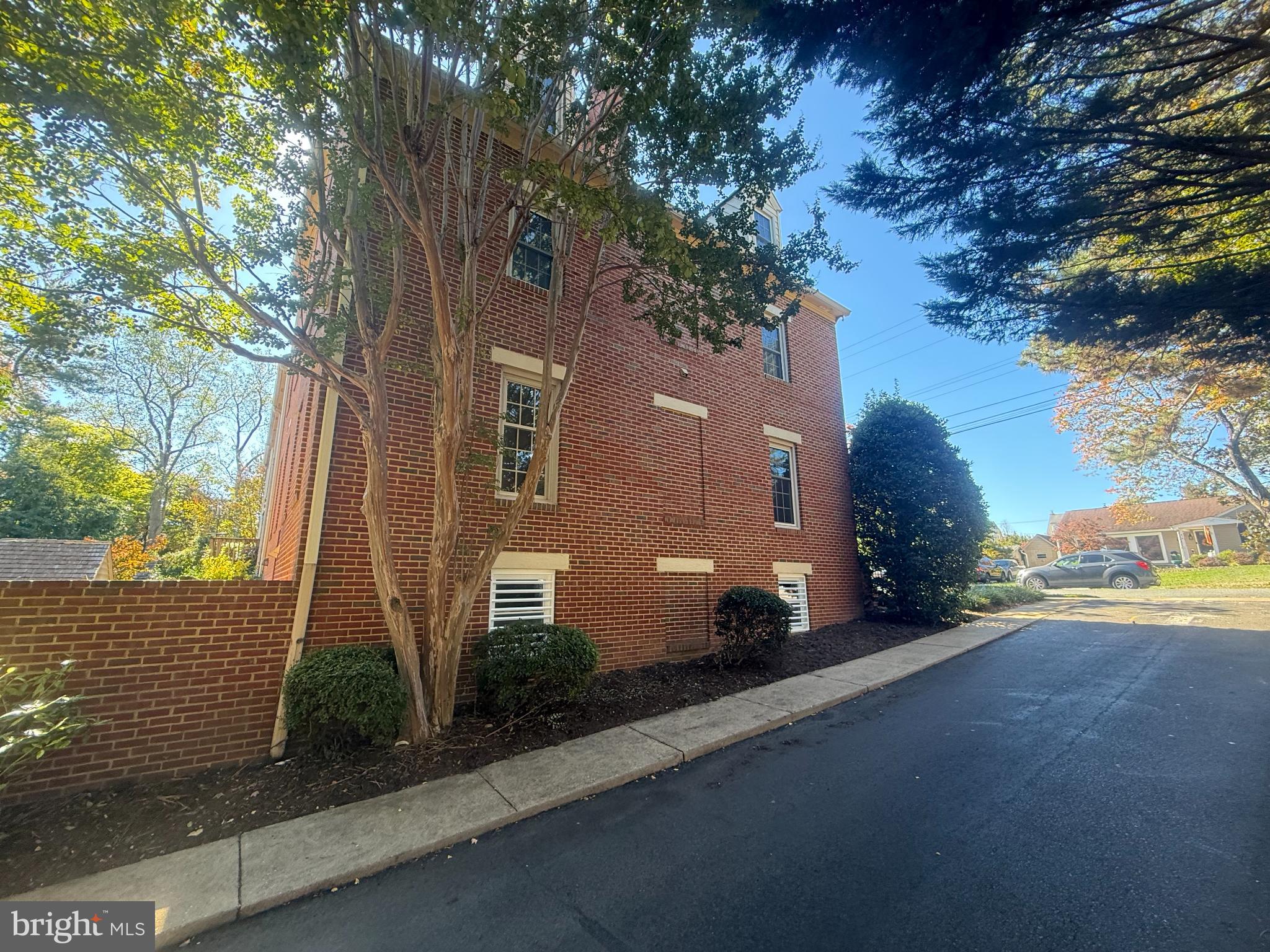 COLLEGE HILL TOWNHOMES - Residential