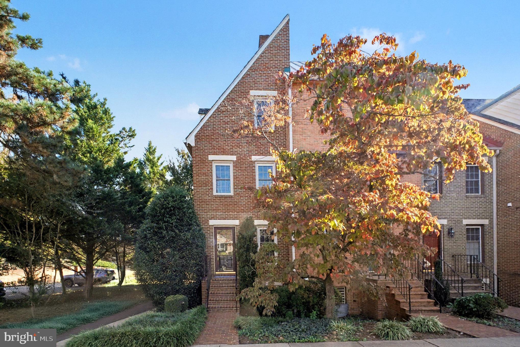 COLLEGE HILL TOWNHOMES - Residential