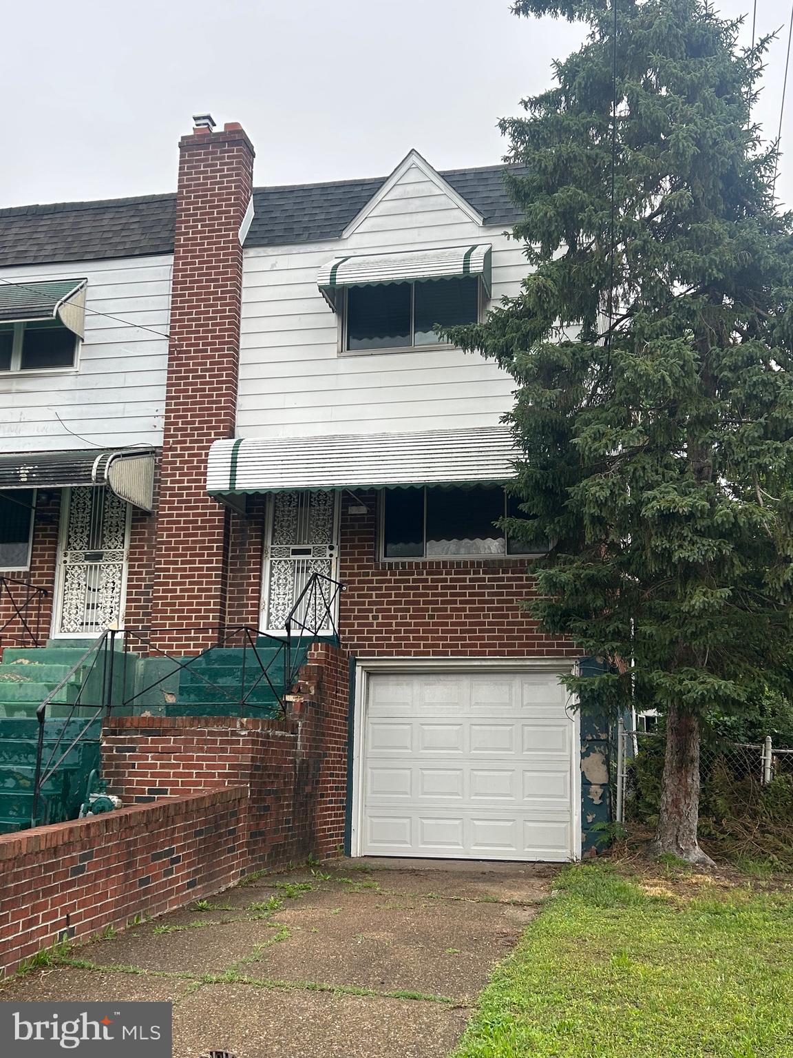 Large end townhome with park-like fenced rear yard. Great investment or for buyer with vision to make it your own!
**Expected on market date Monday, July 14, 2025**