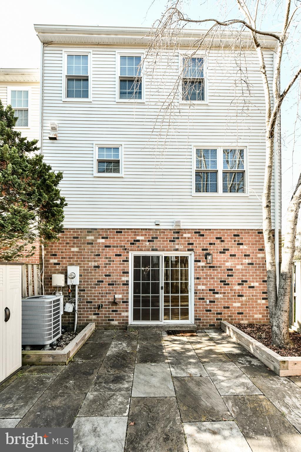 OAKTON VILLAGE - Residential Lease