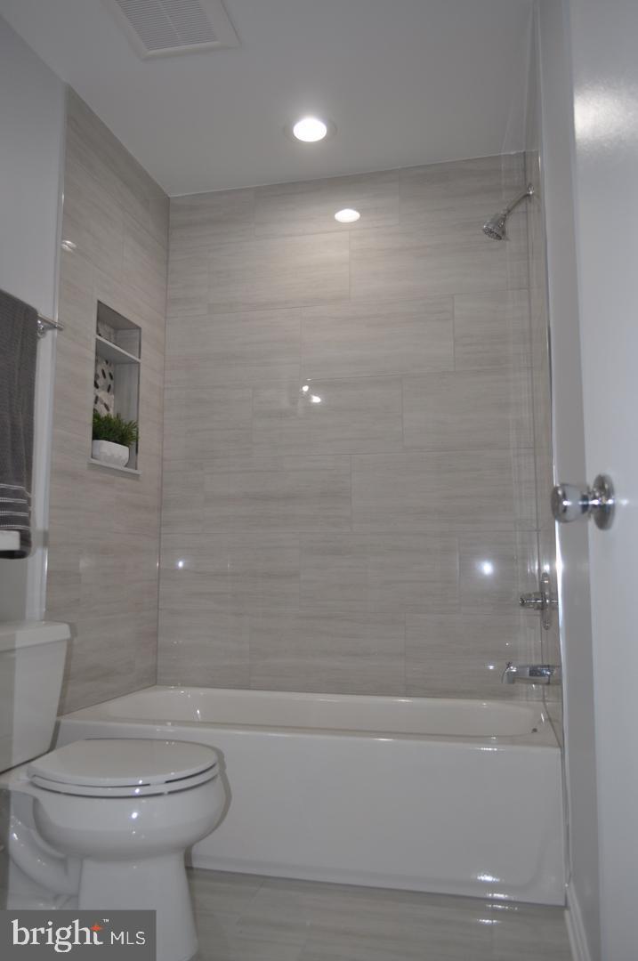 CLUSTERS AT WOODLAWN - Residential Lease