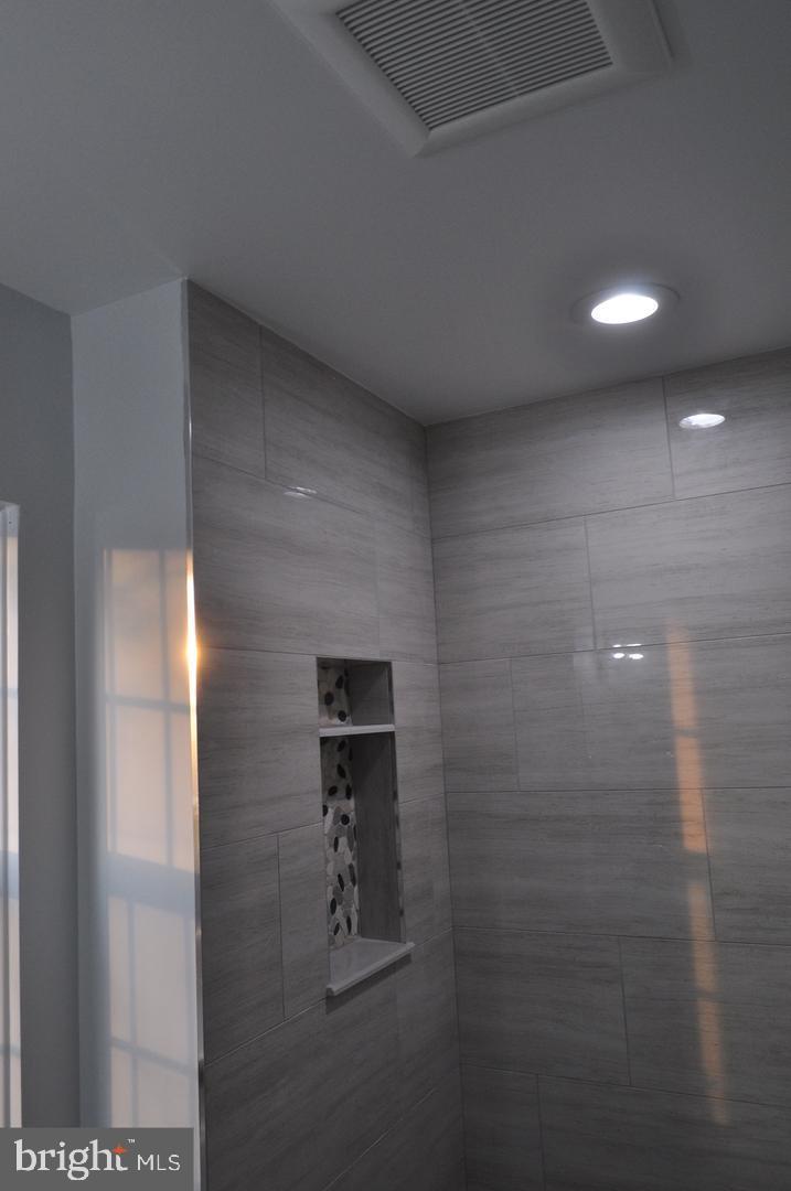 CLUSTERS AT WOODLAWN - Residential Lease