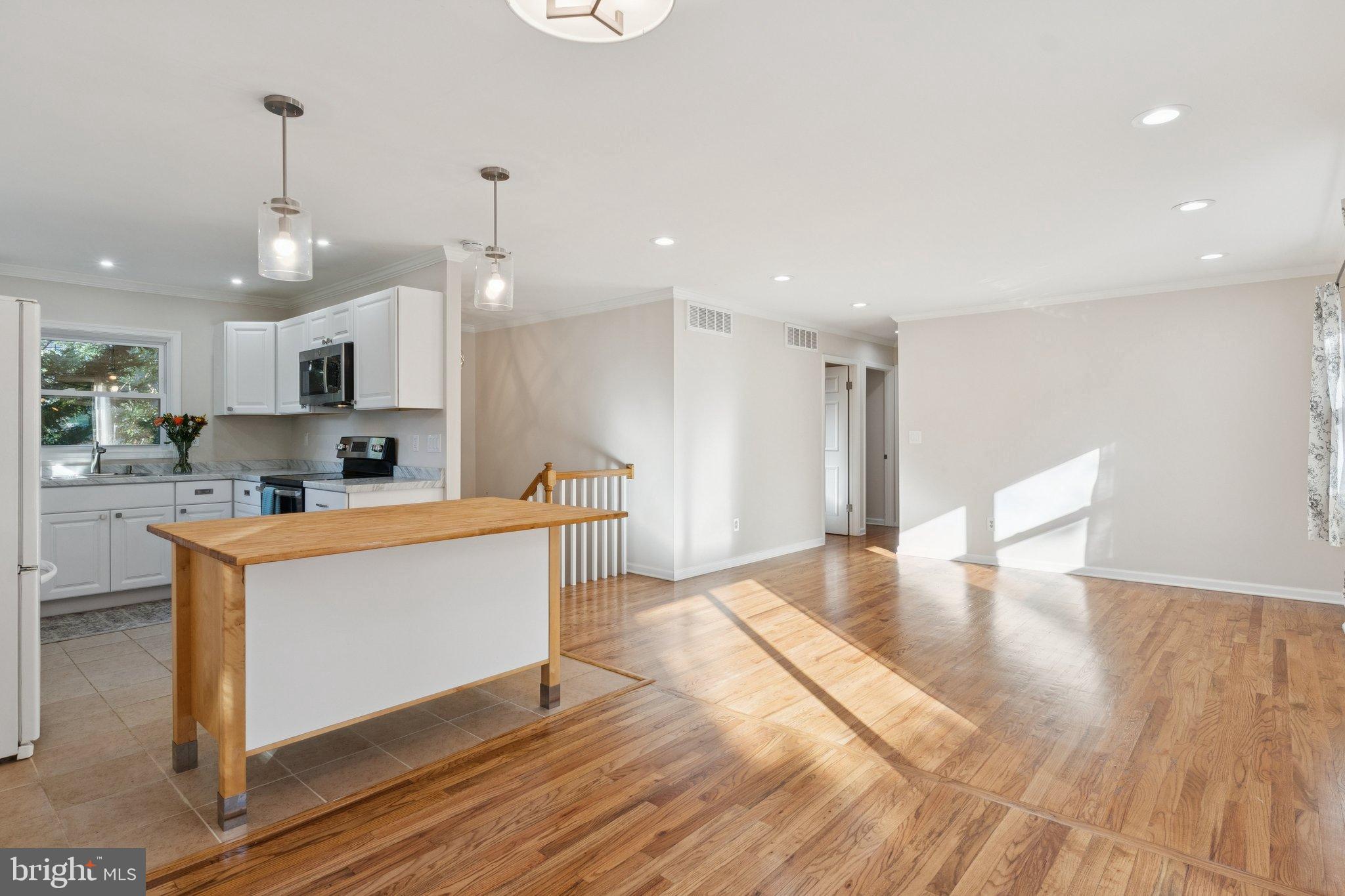 1247 RAMBLEWOOD DRIVE