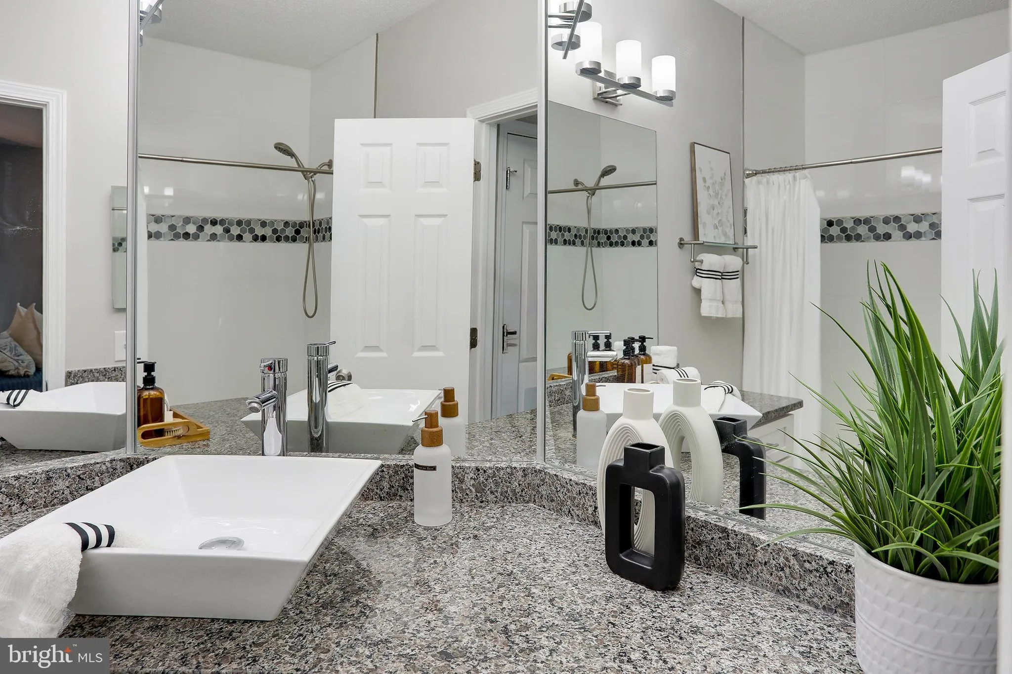 Fairfax, Virginia 22033, United States, 2 Bedrooms Bedrooms, ,2 BathroomsBathrooms,Residential,Contingent,157595