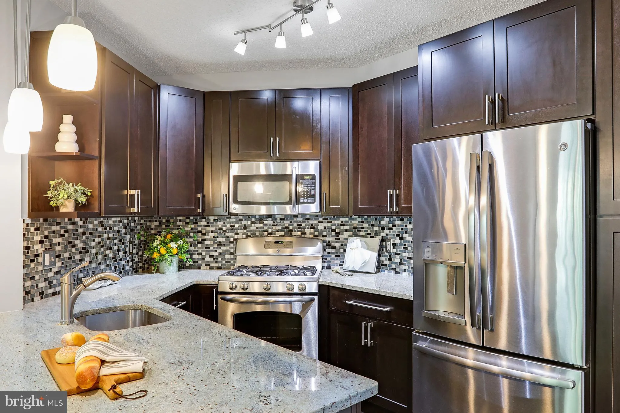 Fairfax, Virginia 22033, United States, 2 Bedrooms Bedrooms, ,2 BathroomsBathrooms,Residential,Contingent,157595