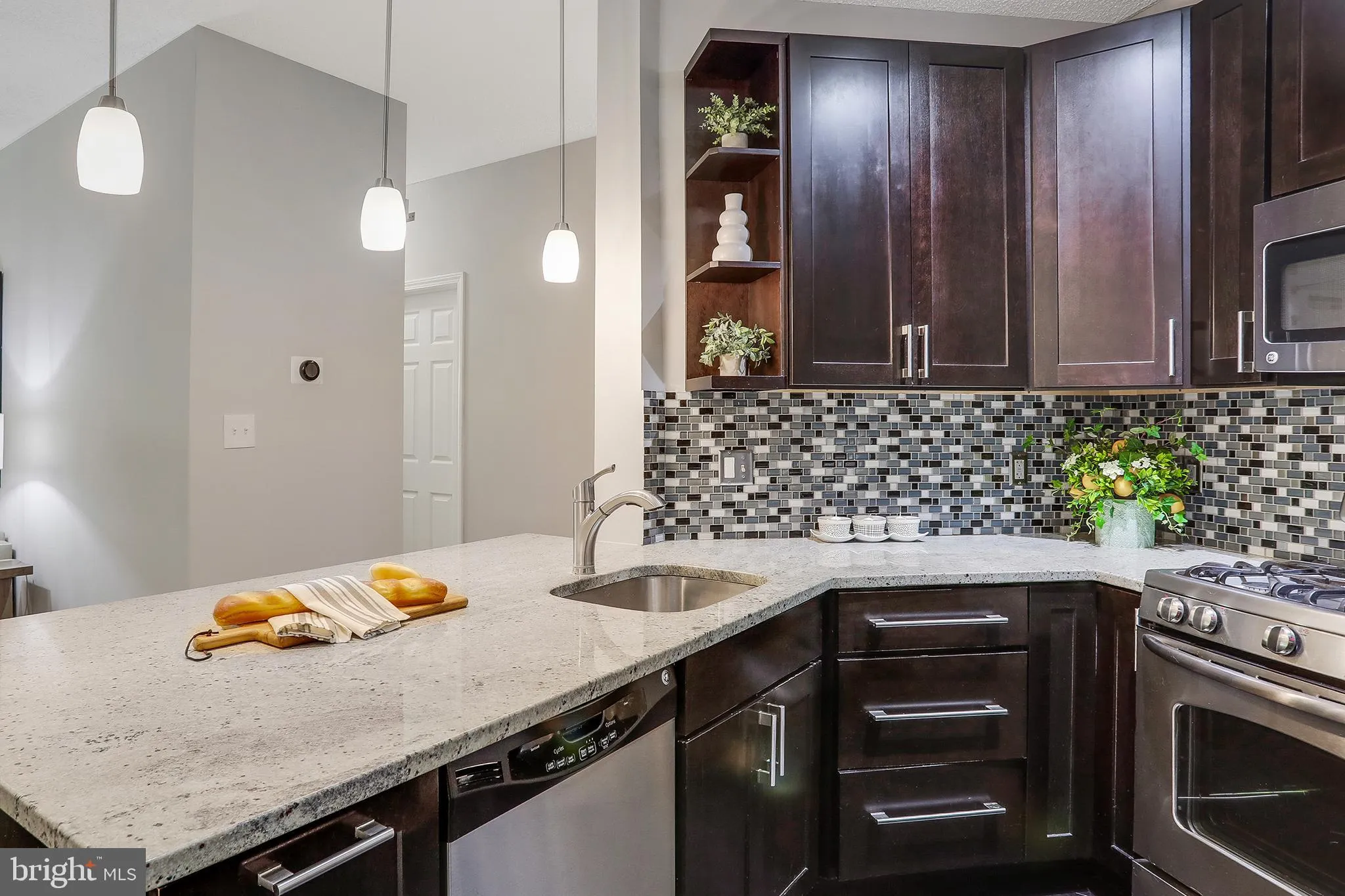 Fairfax, Virginia 22033, United States, 2 Bedrooms Bedrooms, ,2 BathroomsBathrooms,Residential,Contingent,157595