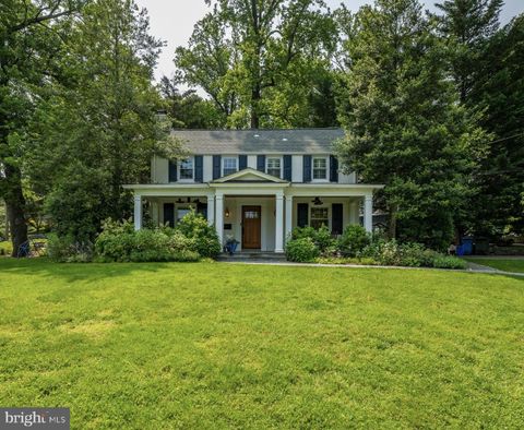 Photo of 5914 Gloster Road, BETHESDA, MD 20816 (MLS # MDMC2184320)