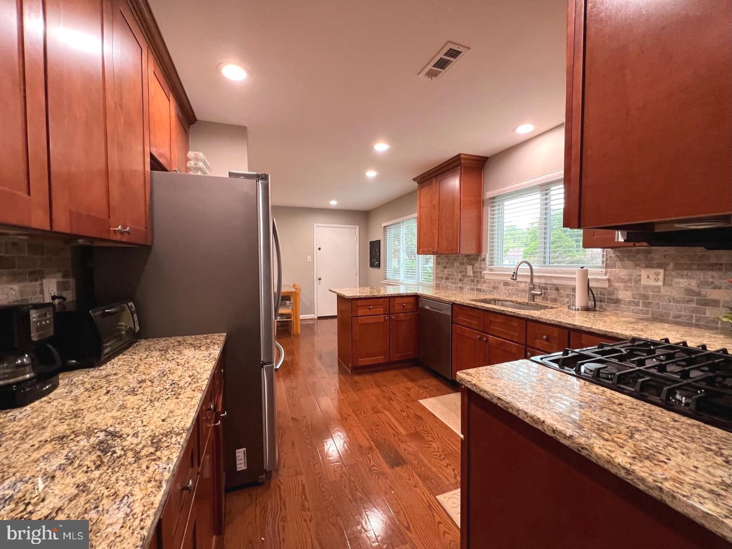 1514 ROUNDLEAF COURT
