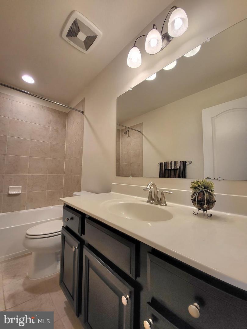 OXFORD SQUARE - Residential Lease