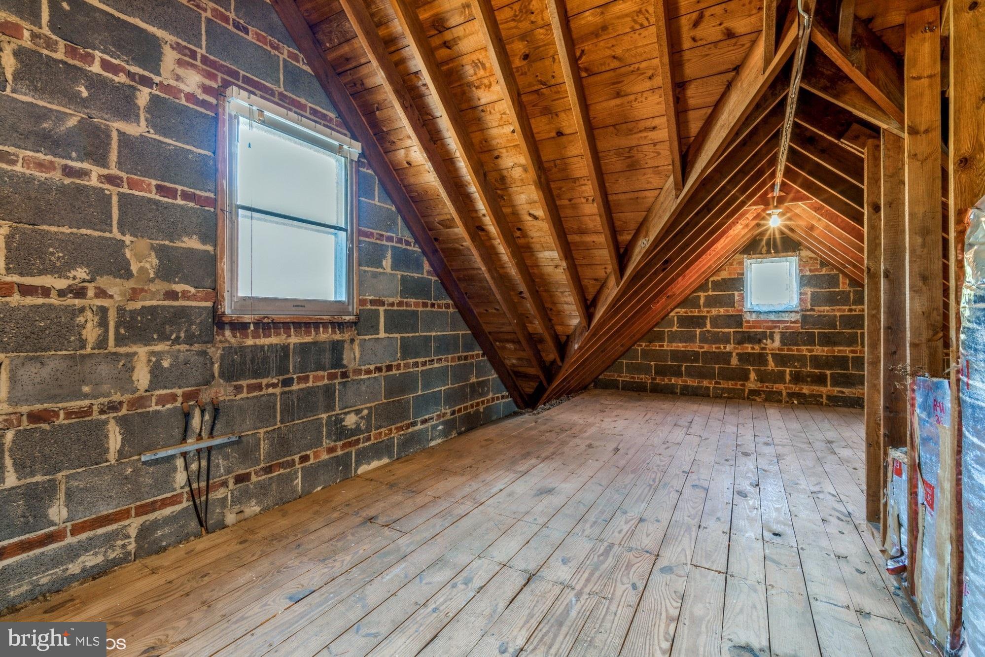 ROLLING KNOLLS - Residential