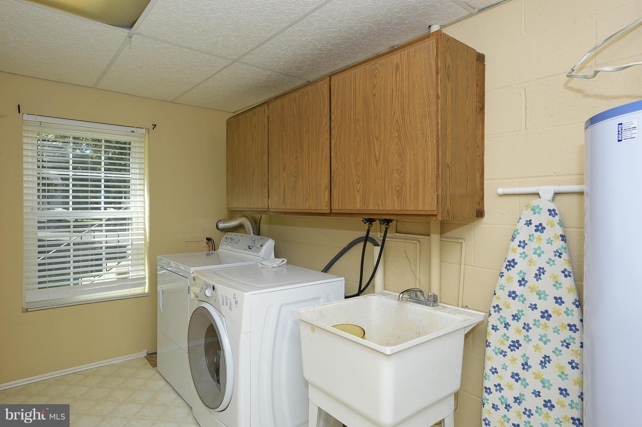 COLLEGE MANOR - Residential Lease