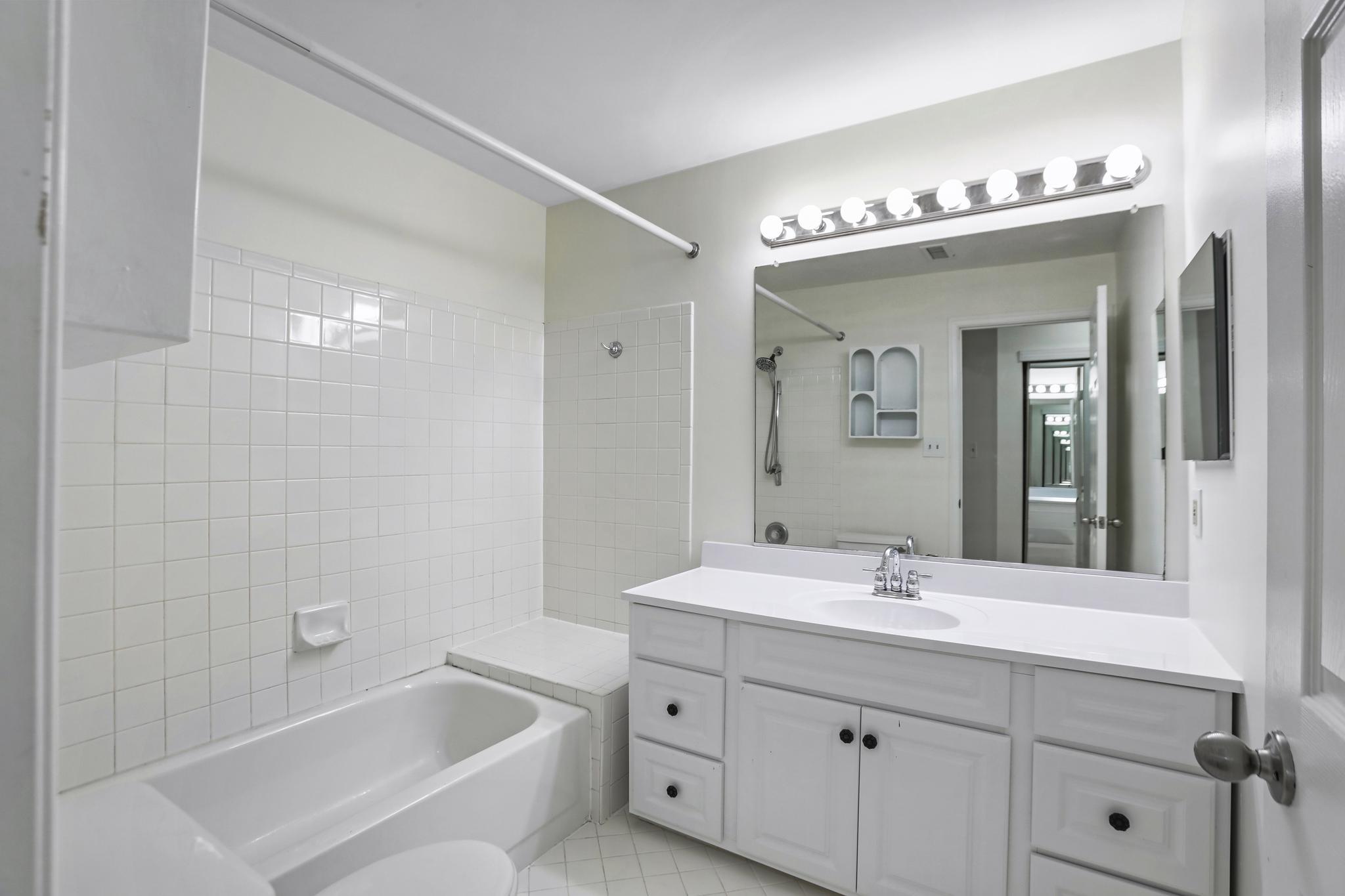 LAKESHORE CONDO - Residential