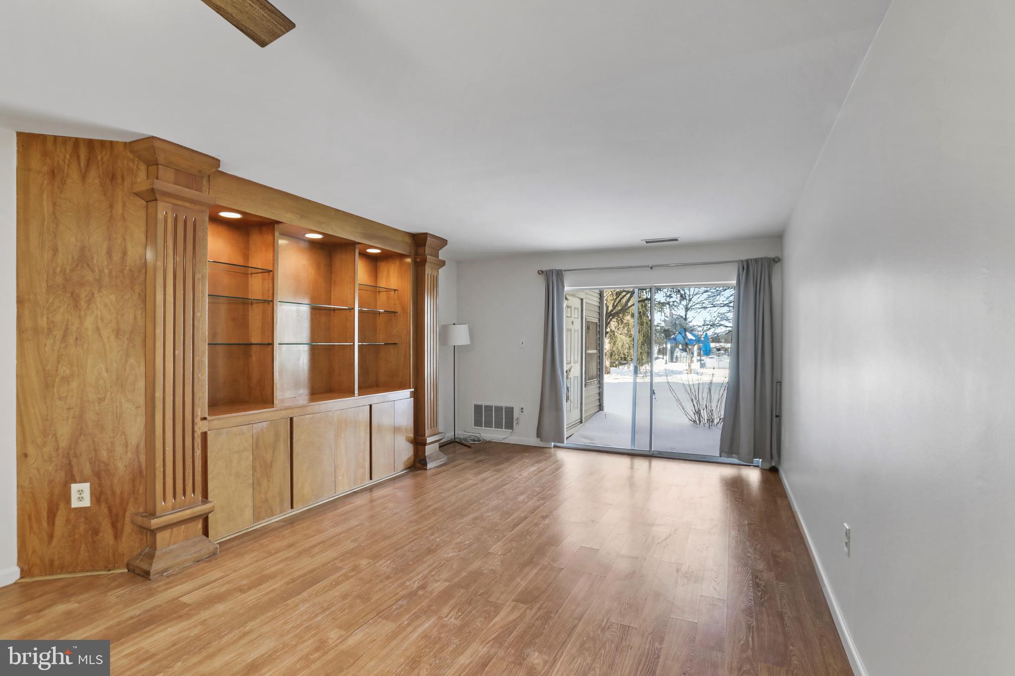 LAKESHORE CONDO - Residential