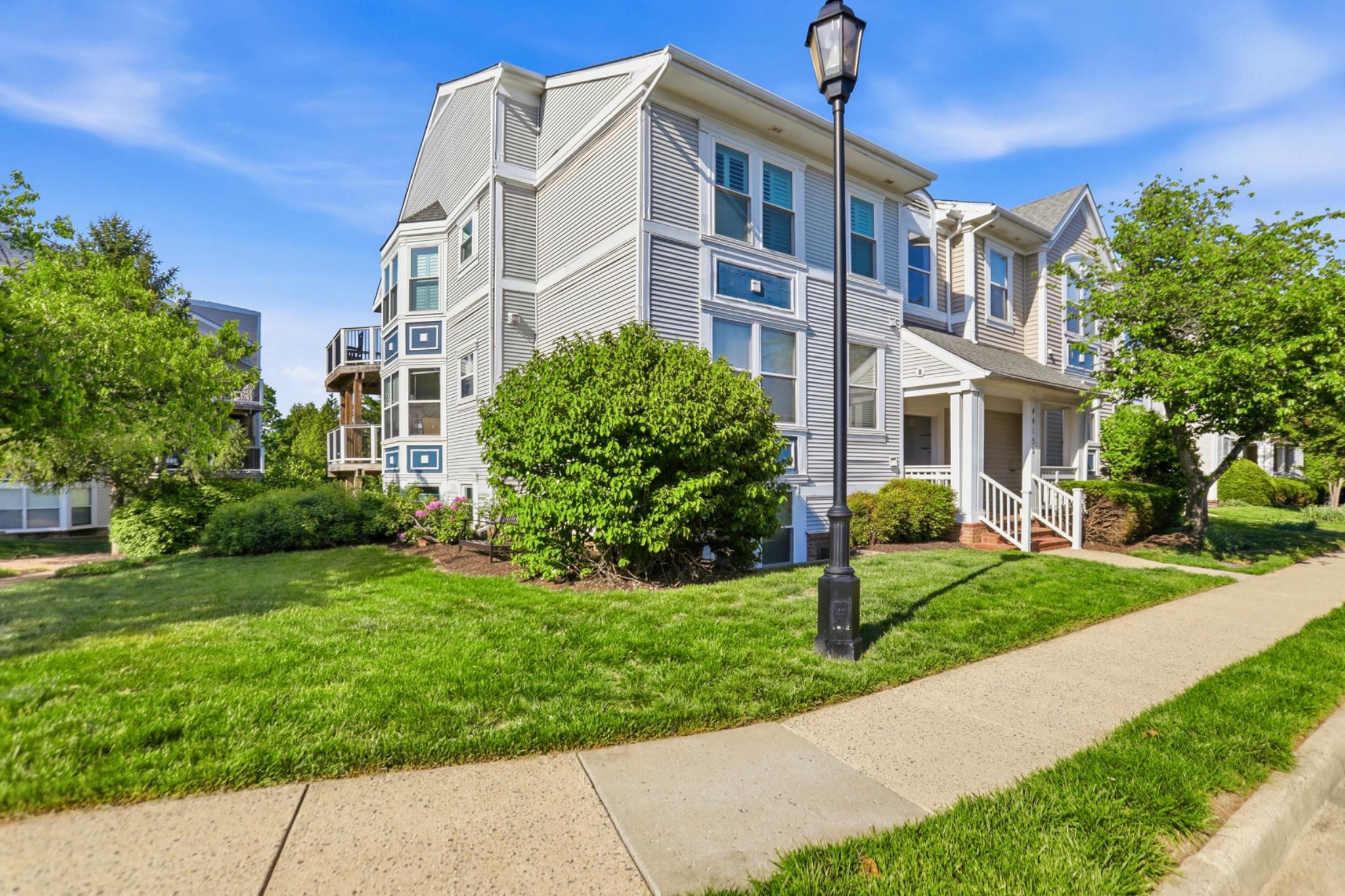 LAKESHORE CONDO - Residential