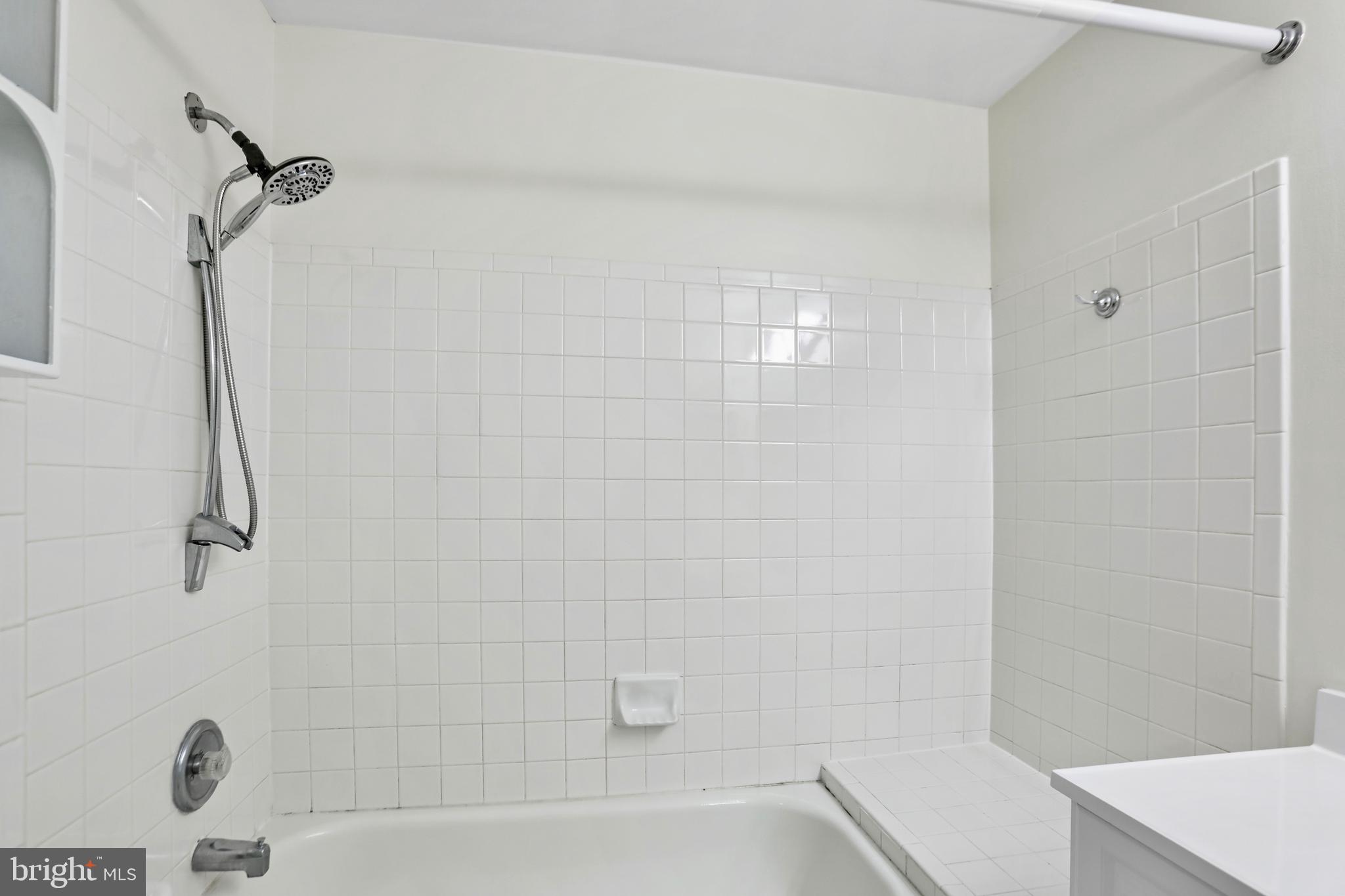 LAKESHORE CONDO - Residential