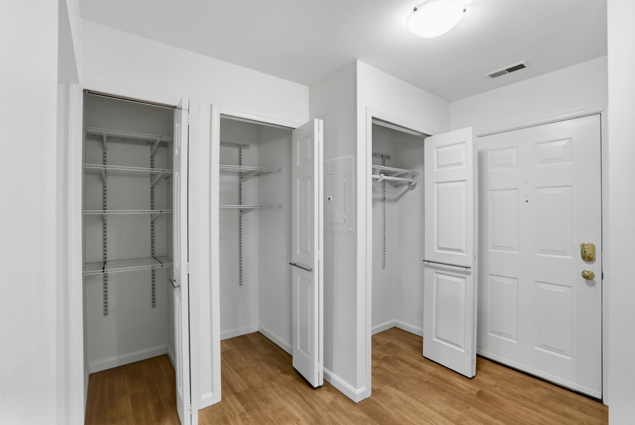 LAKESHORE CONDO - Residential